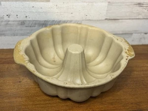 Pampered Chef Fluted Bundt Pan Family Heritage Stoneware Retired 1440 10” 12 Cup - Picture 1 of 7
