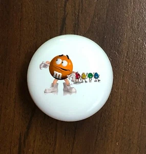 BRAUN M&M FRIENDS WEISS KERAMIK KÜCHENSCHRANK KOMMODE KNAUF DEKOR - Bild 1 von 1