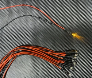 10x LED 3mm GIALLO trasparente 6-12 Volt già saldato illuminazione RC-Car ferrovia - Foto 1 di 1