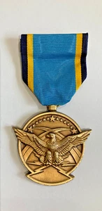 AIR FORCE AERIAL ACHIEVEMENT MEDAILLE - Bild 1 von 2