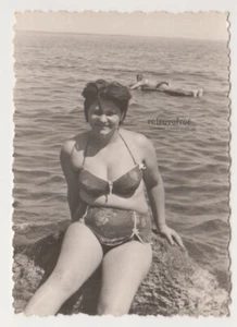 Bastante atractivo curvilíneo mujer joven playa bikini traje de baño foto instantánea femenina - Imagen 1 de 7