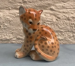 Russische UdSSR Lomonossow Porzellan sitzendes Leopardenjunges tadellos - Bild 1 von 8