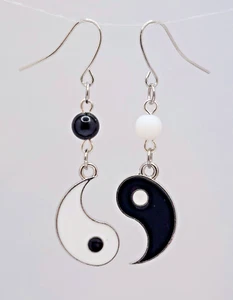 YIN YANG ENAMEL ASYMMETRICAL DANGLE EARRINGS BLACK WHITE BALANCE CHARM SPIRITUAL - Picture 1 of 3