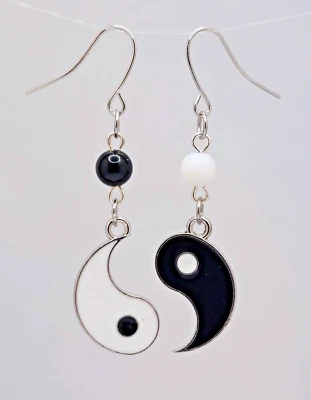 PENDIENTES COLGANTES ASIMÉTRICOS ESMALTE YIN YANG NEGRO BLANCO BALANCE ENCANTO ESPIRITUAL Foto 1 de 3