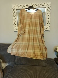 Neues handgefertigtes beige kariertes Damenkleid Größe 30/32, dehnbares Material - Bild 1 von 4