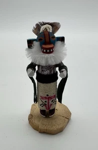 Mini bambola Kachina nativi americani vintage fatta a mano lucertola Navajo statuina 4" firmata - Foto 1 di 7