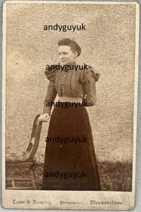 TARJETA DE GABINETE RARA CANN & KEEING DE MORWENSTOW CORNWALL DAMA EN SILLA EXTERIOR - Imagen 1 de 2