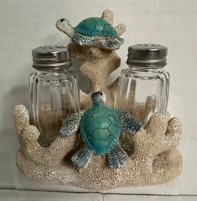 Arrecife de coral con 2 cocteleras de sal y pimienta tortugas marinas. Sea Life Foto 1 de 4