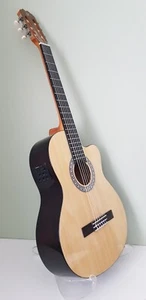Admira Spanish Guitar. Mod: Sara E.C - Picture 1 of 21