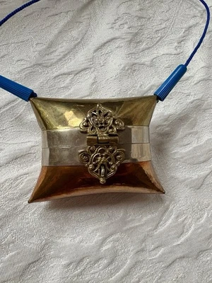 Cartera de almohada pequeña vintage de latón, cobre y plata con forro de terciopelo negro Foto 1 de 4