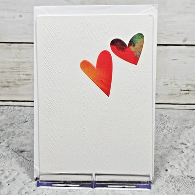 Tarjeta de felicitación de aniversario Hallmark corazones textura blanca roja Foto 1 de 4