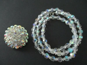 Collana e spilla a grappolo di perle in vetro con strass iridescenti - Foto 1 di 3