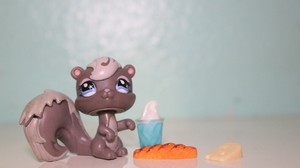 100% AUTHENTIC Littlest Pet Shop Lot #484 Gray Squirrel w Accessories