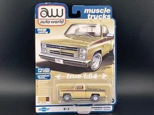 Auto World 1985 Chevy Silverado 10 Fleetside Marroncino 64342 1/64 - Foto 1 di 1