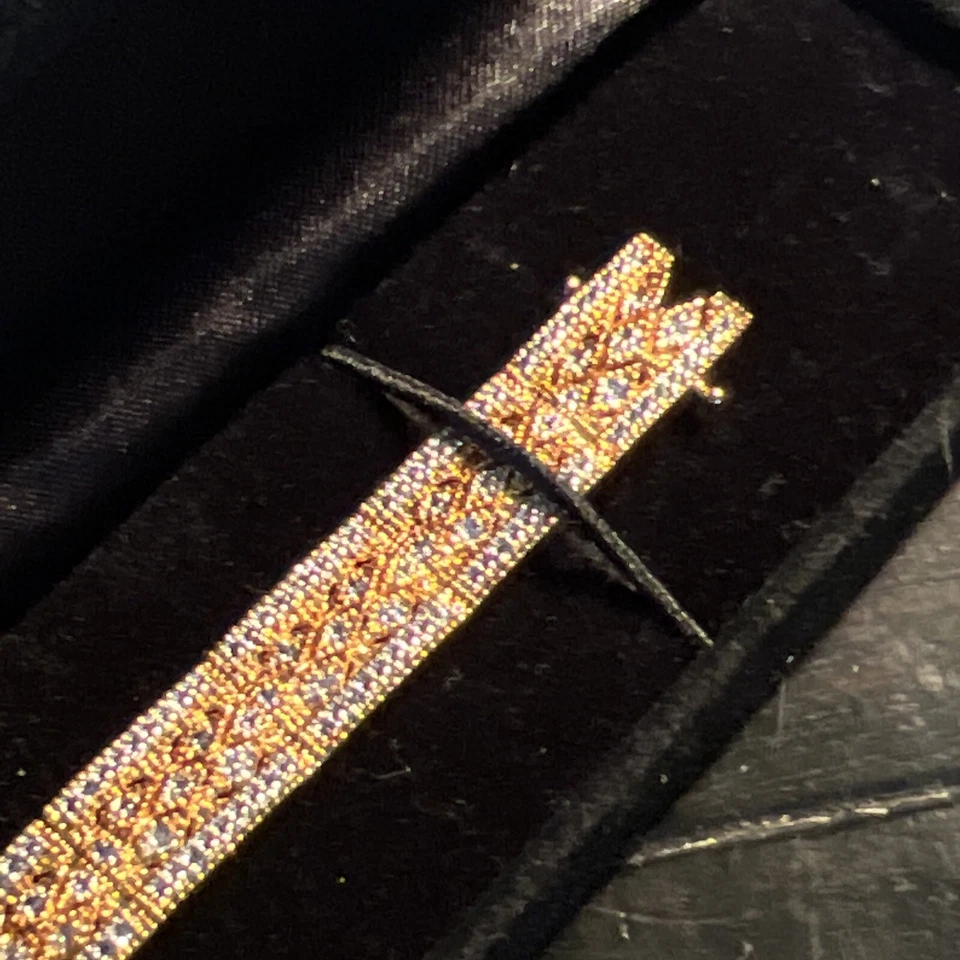 "Brazalete de diseño SAP BR con acento de diamantes tenis tono dorado 7,5"" de largo nuevo en caja" Foto 1 de 4