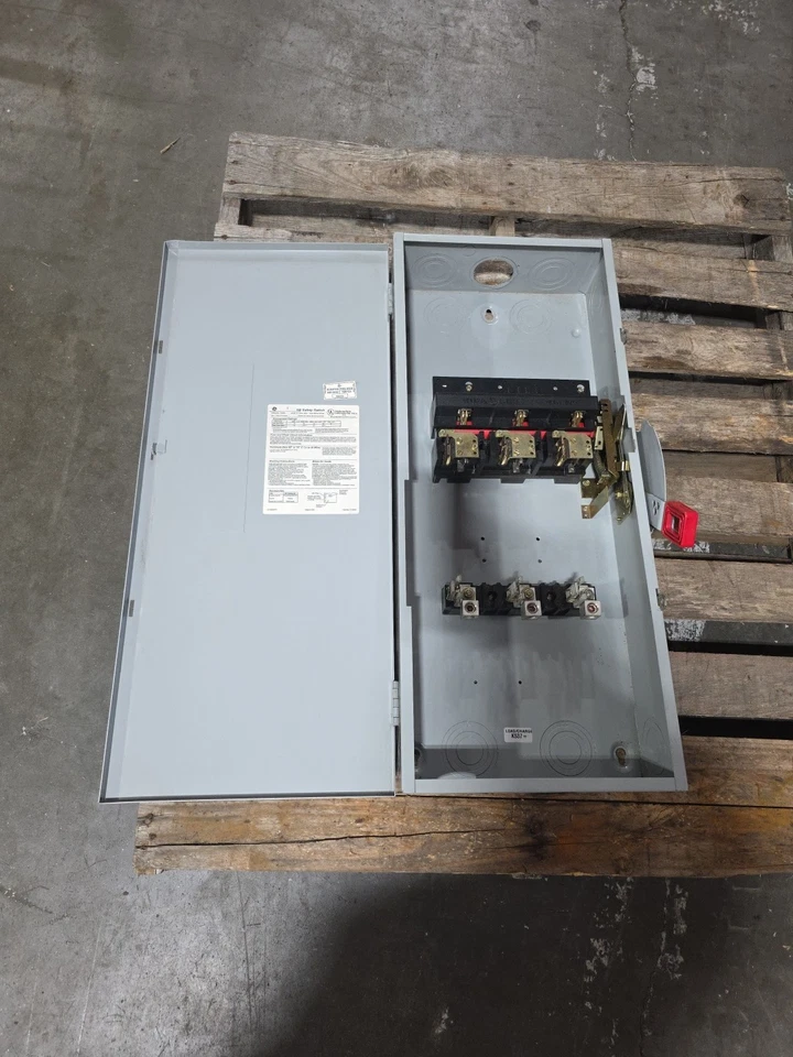 Interruptor de seguridad desconexión GE TH3364 200 Amp 600v fusible 3 fases 3W tipo 1 Foto 1 de 4