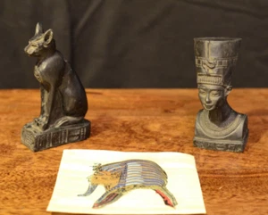 TWO Egyptian Ornaments of Bastet and Nefertiti with Papyrus work Good Luck Charm - Foto 1 di 4