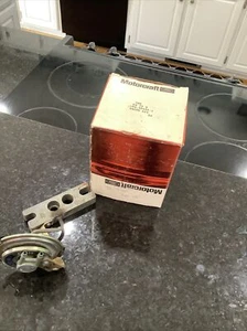 nos 1976 ford F100 egr valve D6TZ-9F452-L 6 cylinder - Picture 1 of 7