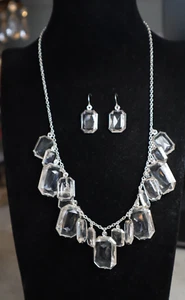 AVON Faceted Clear Bead Collar Necklace Gift Set with Pierced Earrings - Picture 1 of 1