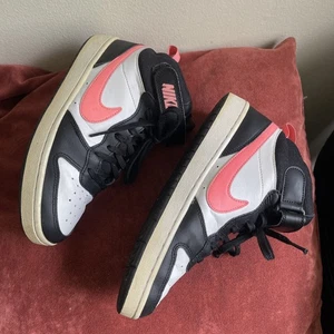 Nike Court Borough Mid 2 Niñas Talla 6Y Negro Blanco Rosa Zapatos Atléticos Tenis - Imagen 1 de 12