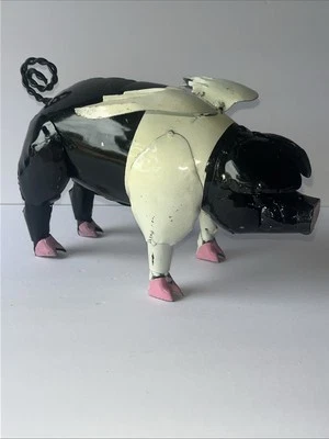 Estatuilla vintage mexicana de metal reciclado con adorno de jardín de cerdo volador Foto 1 de 4