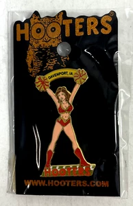PIN DE SOLAPA DE NIÑA DAVENPORT, IA HOOTERS BANNER BANNER - POMPONES AMARILLOS/ROJOS - Imagen 1 de 2