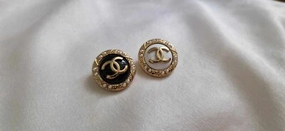 ONE CHANEL GOLD WHITE OR BLACK BUTTON WITH PEARLS 20MM - Image 1 of 4