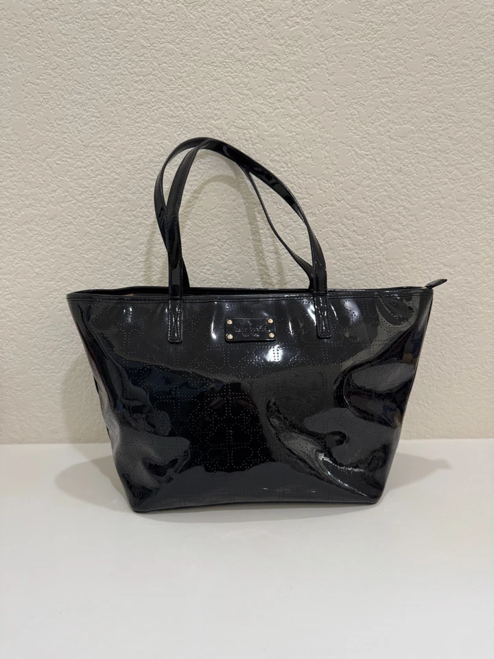 Kate Spade New York 女式黑色漆皮心形中号手提包拉链 — 第 1/4 张图片