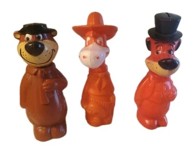 VINTAGE LOT YOGI BEAR HUCKELBERRY HOUND QUICK DRAW MCGRAW PLASTIC PIGGY BANK - Image 1 of 4