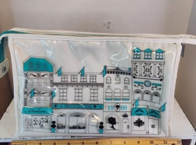 Bolsa de Maquillaje Danielle Creations Paisaje Urbano MCM Delineador Azul Etiqueta Colgante Kitsch Foto 1 de 4