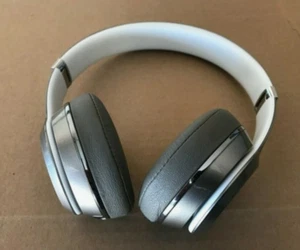 Beats by Dr. Dre Solo 2 On Ear Headphones Silver. NEAR MINT - Picture 1 of 5