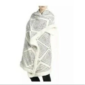 NWT DSW GEO PRINT SHERPA THROW BLANKET GRAY/CREAM COZY & PLUSH - Picture 1 of 7