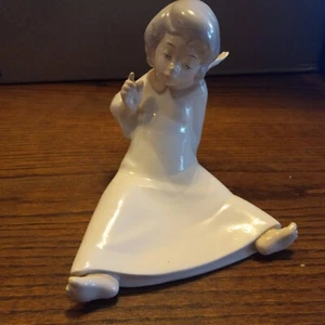 Estatuilla de cerámica de ángel sentado querubín religiosa de cerámica pintada clase - Imagen 1 de 13