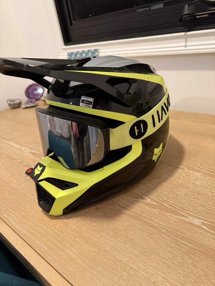 Size large Fox Racing 2025 V1 Flow Helmet Comes with havoc goggles!!! - Image 1 of 4