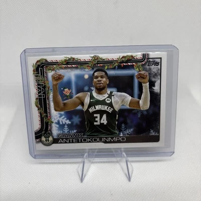 2025-26 Topps Holiday Giannis ANTETOKOUNMPO Hidden Elf SP Variation #HE-GA Foto 1 de 2