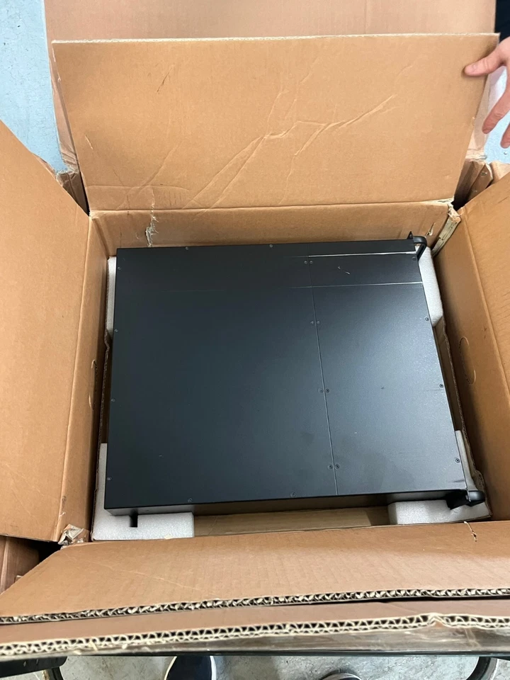 Sistema de almacenamiento SAS de fibra Proavio UltraStor RS16 FS (3U, 32 TB) Foto 1 de 4