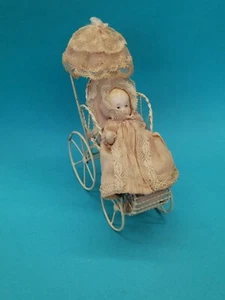 Handgefertigtes handwerkliches Puppenhaus Miniatur Baby im Kinderwagen viktorianisch signiert nummeriert - Bild 1 von 10