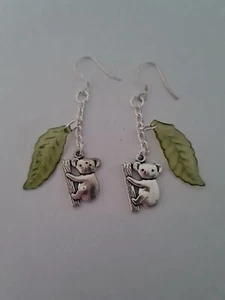 Pendientes colgantes hechos a mano con dije de koala y hoja - Imagen 1 de 1