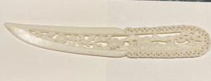 Asiatischer Brieföffner 7" Elfenbein Farbe Zelluloid Kunststoff Filigran Blumen Menschen Vintage - Bild 1 von 4