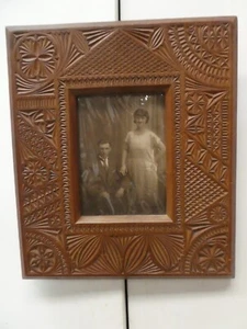 ANTIQUE CHIP CARVED ARTS AND CRAFTS TRAMP ART PINE TIMBER FRAME - Picture 1 of 7