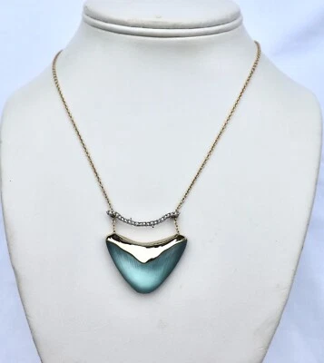 COLLAR DE ORO CON BARRA Y ESCUDO INCRUSTADO CRISTAL LUCITA AZUL CLARO ALEXIS BITTAR Foto 1 de 4