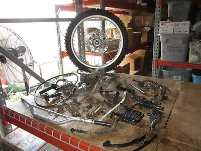 Suzuki DRZ250 2001 freno hidráulico delantero y trasero radiador árbol de levas etc lote de piezas Foto 1 de 4