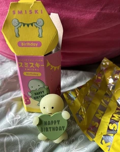 Smiski Geburtstag Serie Happy Birthday Nachricht Herz leuchtet im Dunkeln Figur Neu in Verpackung - Bild 1 von 6