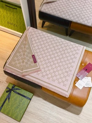 Gucci GG Lana Bufanda Variación Rosa Claro 18.5"W x 70.8"L Foto 1 de 4