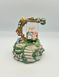 Caja de música de resina Rich Art conejito de Pascua pareja jardín flor columpio - Imagen 1 de 8