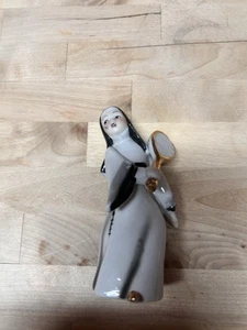 Nonne Statue mit Tennisschläger Vintage. Von Lenwile und Norcrest - Bild 1 von 6