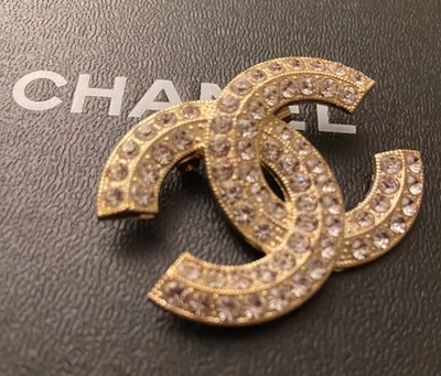 CHANEL Brosche Original 01A (Kollektion 2001) Gold mit Strass Neuwertig, m..Box - Bild 1 von 4