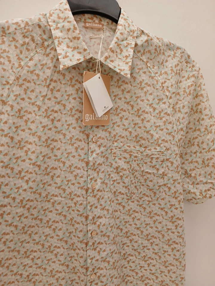 Camisa de manga corta Galliano para hombre 32/46 etiqueta con logotipo de metal 100 % algodón P2P 21,5" nueva con etiquetas Foto 1 de 4