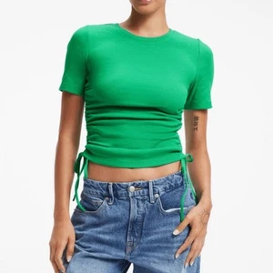 T-shirt Good American nuova con etichetta taglia 2 verde increspato crop - Foto 1 di 13
