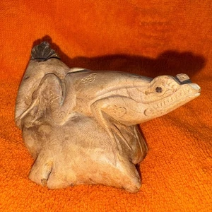 2 Hand carved Burl Wood Art Frog Sculpture Figurines. (T6) - Bild 1 von 15